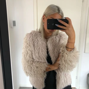  - Puderrosa puffig jacka. Använd vid ett tillfälle. 