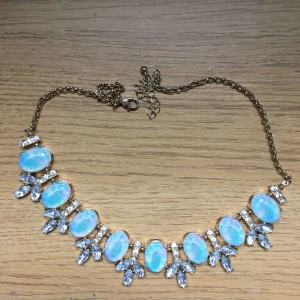  - Snygg Halsband från h&m! Aldrig använt. Frakt tillkommer. 