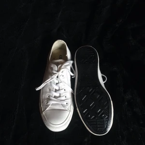  - Strl 38 äkta läder converse, använda högst 1månad. Hela, fina & vita. Defekt att en av ringarna på vänster sko har böjts, bild3. Inget som syns eller stör vid användning. Smal rand av gulnad på höger sko, bild1. 💌 Frakt 73kr