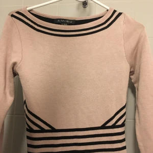  - Jättesnygg tröjklänning i tajt modell, passar både till våren och hösten då materialet är något tjockare. Knappt använd. 