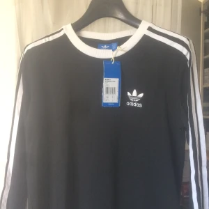  - Oanvänd adidaströja. Modell 5873. Säljer även samma tröja i storlek 36 UK 10.   Hämtas i Hägerstensåsen eller skickas med posten mot fraktkostnad. 