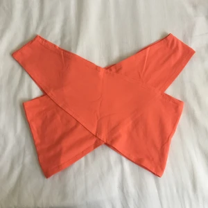  - En topp från ginatricot i orange färg aldrig använd