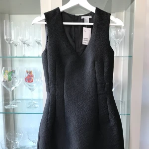  - Klänning från H&M. Stl 34, aldrig använd prislapp kvar