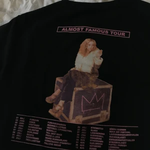  - Hov1 merch från deras tour förra sommaren 2017, köpte för 300 och vad jag vet tog de slut väldigt fört så det var många som ej fick någon. Har använt 2 ggr:) det är en liten krona framme på bröstet som de flesta vet:)