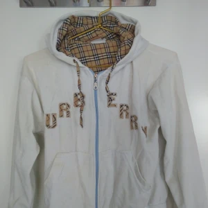  - Huvtröja från Burberry, med mönster i luvan och i snörena. Len sammet i yttertyget. Gratis frakt!