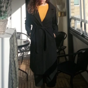  - Svart Kappa, Wool blend från Bikbok Strlk S