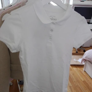  - Vit piké t-shirt från märket race marine som tillhör stadium (tror jag). Kan mötas upp eller skickas. Säljer denna för 80 inklusive frakt.