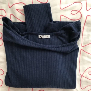  - Ribbad, blå, långärmad tröja från cubus. Kan användas av M också då den är väldigt liten i storleken. Använd ett fåtal gånger. 