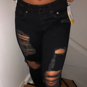  - Ett par svarta Slitna Jeans aldrig använda från HM, super snygga hål. Sitter tajt 