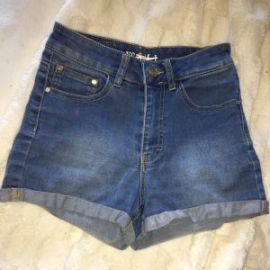  - Blå jeans shorts i strl XS från BikBok. I mycket fint skick och de är oerhört bekväma! Väldigt stretchiga i modellen. Passar inte mig längre tyvärr :)