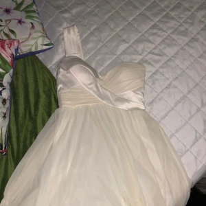  - Köpt till studenten så använd en gång endast.  Ganska kort och väldigt bekvämt material. Köparen står för frakten