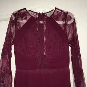  - Mycket fin och elegant vinröd maxiklänning, perfekt för bröllop både som gäst och brudtärna! Överdelen är mesh och spets, nederdelen är plisserad chiffong och lätt fodrad med siden. Oanvänd, med tagg kvar. Nypris: 1200kr 