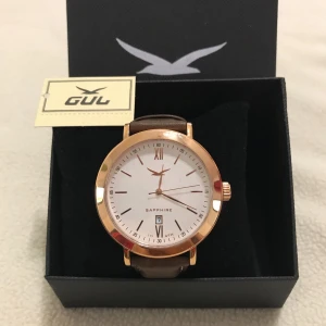  - NYTT!! Student Present Födelsedag en klockan med box  Säljer en GUL klockan av märket GUL. Klockor Nypris 1800kr  Accepterar avhämtning eller så skickas den med postnord eller schenker spårbar frakt.