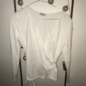  - Hunkydory blus. Knyts runt. Ser något gul ut på bilden men den är vit och fläckfri. Ev frakt kostar 35 kr