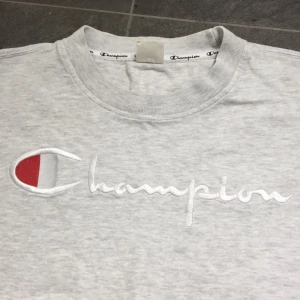  - Säljer min långärmade grå championtröja i storlek S. Köpt på weekday. Loggan är har snörat upp sig på nåt ställe men annars är den som ny, betalas via swish✨
