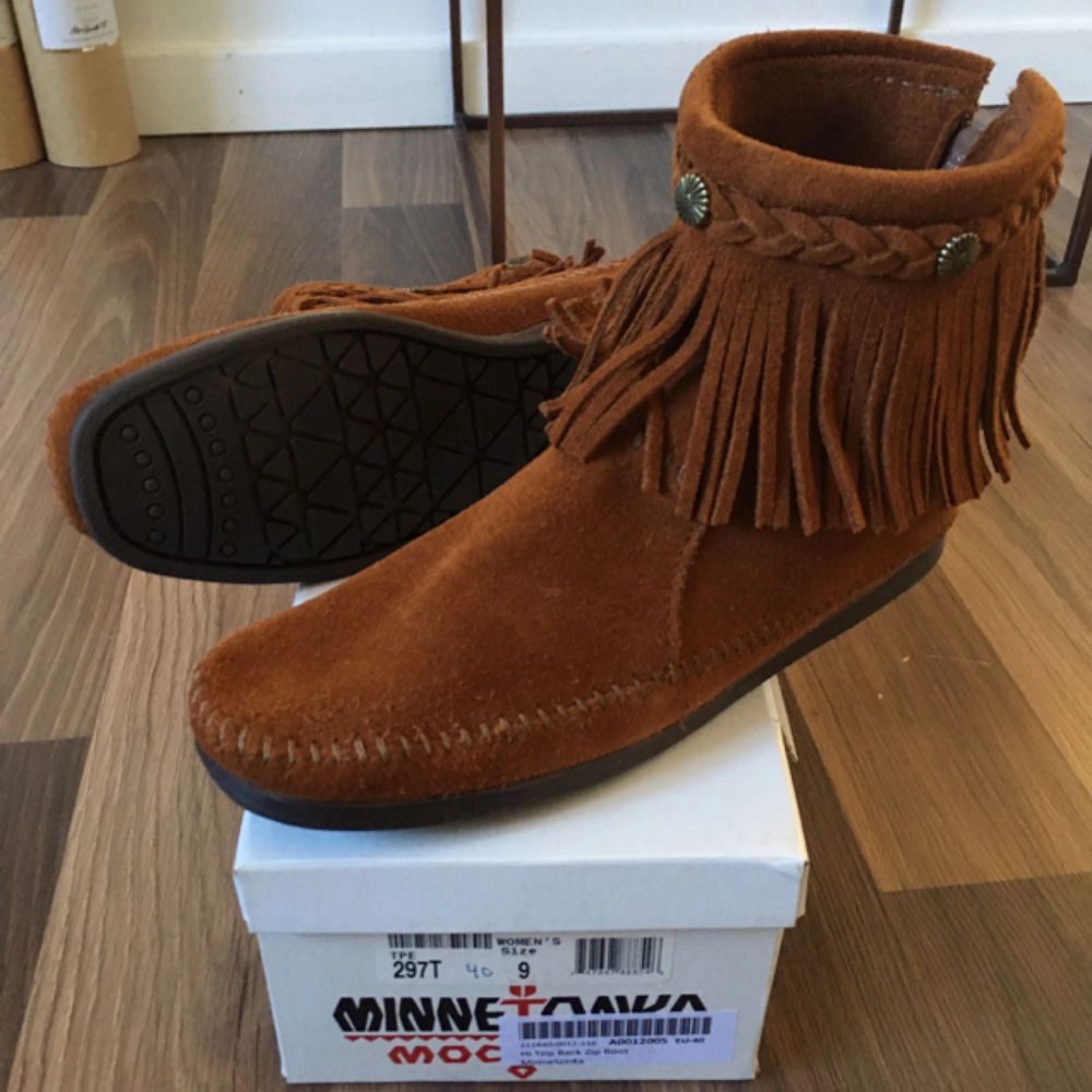 minnetonka back zip boot