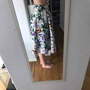 Riktigt cool kjol från hm i Thailand. Lite sex and the city Carrie över den. Möts upp i stockholm