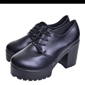  - Coola creepers med klack helt nya o snygga oanvända måste sälja dom tyvär för att dom är för små för mig, från UK nytt pris 799kr min pris 500kr, Skorna är i storlek 39, men det är en liten storlek och skulle passa mera till storlek 38,5 / 38/ 37