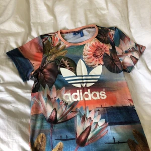  - Mönstrad t-shirt från Adidas med originalmärket på. Stl. S, 100:-