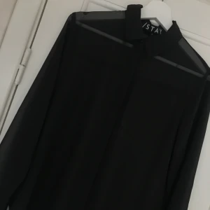  - Fin blus från carlings köpt för 99kr säljer den nu för 20kr den är använd 1 gång. Den är genomskinlig den har även knappar man stänger med. Kan frakta men du står köparen för frakten☺️