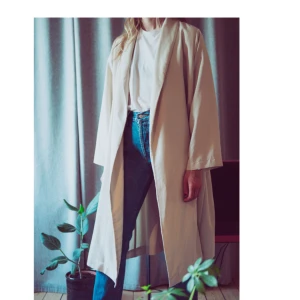  - Sparsamt använd beige trenchcoat från Weekday S/XS. Den har ett band i midjan som går att ta av och har ett väldigt fint fall, lite oversize.  (endast använd på 2 bröllop). Swish fungerar fint, kan posta mot betalad frakt eller mötas upp i Stockholm 🙌🏻