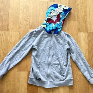  - Hoodie/luvtröja med cool mönstrad luva. Passar en XS (barnstorlek). 60kr + frakt eller mötas upp i Stockholm 