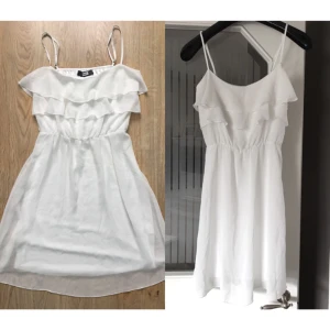  - Vit klänning i storlek XS, inte mycket använd så väldigt fint skick! Kan mötas upp i Stockholm eller skicka mot fraktkostnad.