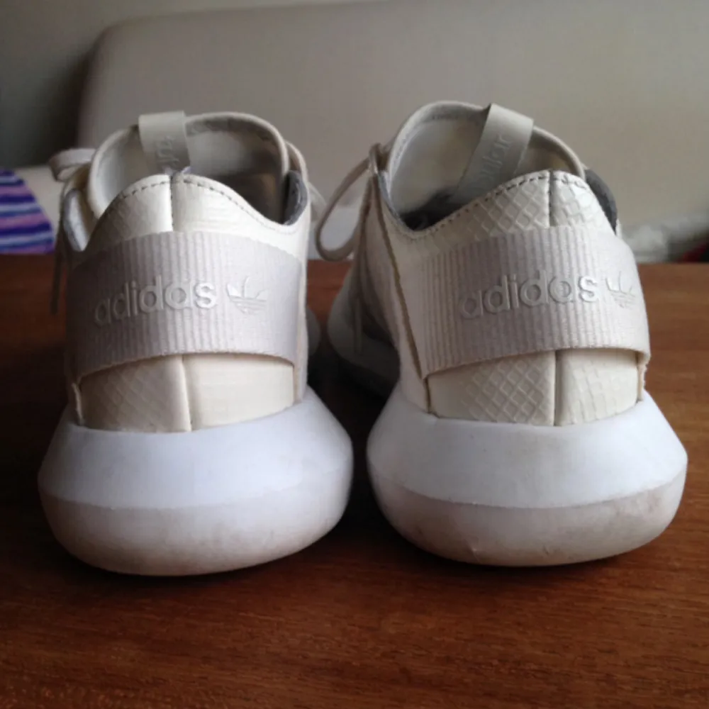 Adidas skor st 37 & 1/3. Köpta på plick men passar inte mig då dem är för stora. 😢 Finns i gbg. Köparen står för frakt (ca 70 kr). Skor.