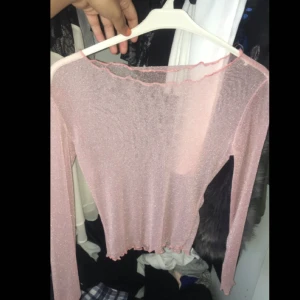  - Glittrig topp endast testad. Perfekt med något vitt under