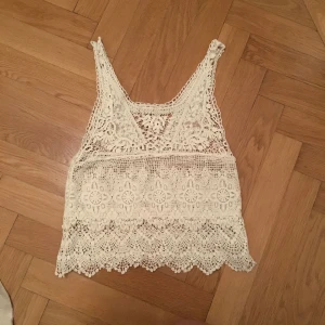  - Naturvit virkad linne, perfekt till sommaren. 