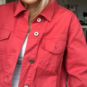 - Tunn korallfärgad jeansjacka. Står storlek L i jackan men tycker mer den passar s/m. Jag har s i vanliga fall. Bra skick! Möts upp i Stockholm annars tillkommer frakt!