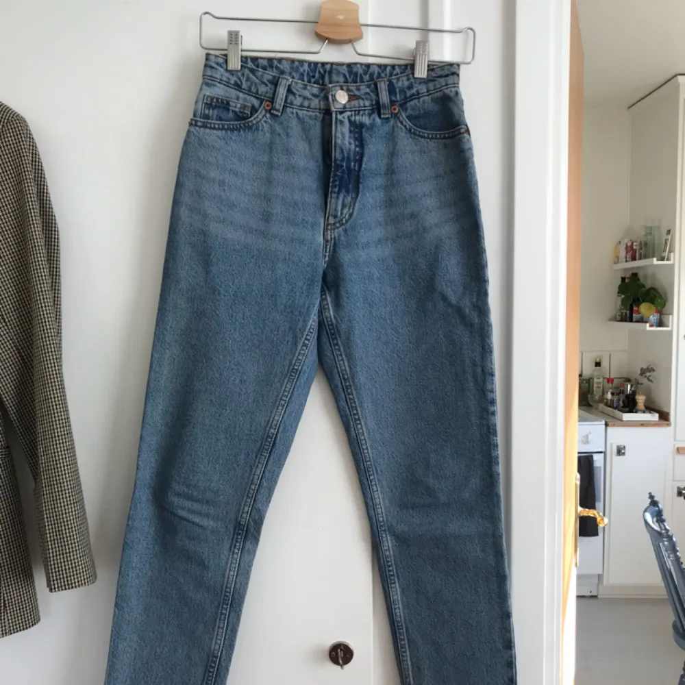 Jeans ”KIMONO” från Monki. Använda en gång, mycket bra skick men har sprättat bort monki-lappen i bak. Möts upp i Sthlm eller skickar mot fraktkostnad.. Jeans & Byxor.