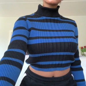  - Snygg croppad polotröja från Beyond Retro.  Möts i södra Sthlm annars blir frakt 58kr extra 💕 