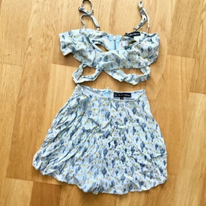  - Magiskt (oanvänd) For Love & Lemons set! Influencers favoritmärke, köptes för 900kr/del (1800kr för båda). Toppen är strl M & shortsen strl S (då toppen var liten i storlek). Så passar perfekt för en storlek XS/S. Säljer båda för 450kr. Först till kvarn