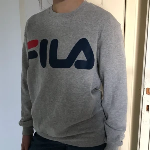  - Grå sweatshirt från fila i storlek s. Använd ett fåtal gånger så i fint skick! Möter upp i stockholm eller så betalar köparen frakt.