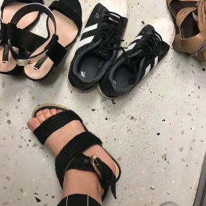  - Säljer mina fina högklackade skor som knappt användas  på grund av gravitated. De flesta har 38-37 på storlek men alla passar Strl37, priserna varierar 150-200:-