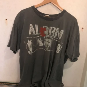  - Vintage band-T-shirt från 80-talet. ALARM Tour 85-86. Galet snyggt sliten 🔥 Kan hämtas i Uppsala eller skickas mot fraktkostnad 