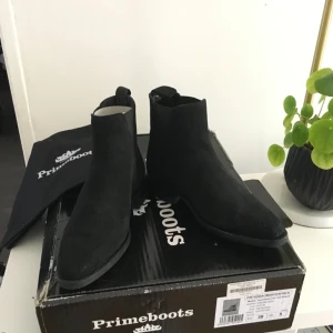 - Primeboots Savannah Low strl 38. Svart mocka. Helt nya och oanvända. Kartong och dustbag medföljer.