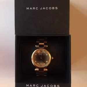 Äkta limited edition klocka från Marc Jacob , kommer med box , äktehetbevis och extra länkar .