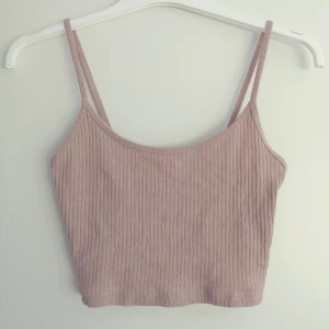  - Croppat linne från Topshop i en supersnygg ljust gammelrosa färg. Säljes för 50 kr. Storlek 38. Kan mötas upp i Stockholm eller skicka mot fraktkostnad. 