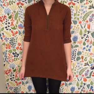  - KAXIG jordfärgad kort klänning/tunika
Står ej storlek men skulle säga XS-S
Har "flikar" på sidan som är ihopsydda, och går därför bättre att använda  som kort klänning 