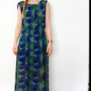  - Halvgenomskinlig  ankellång klänning från Monki. Med underklänning. Knäppning bak, stretch i midjan. 