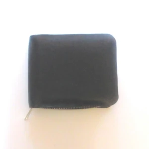  - Svart plånbok från monki.
Gjord i plast.
Har några smårepor.
Fri frakt!