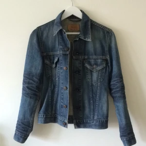  - Säljer min jeansjacka inköpt för tio år sedan! Har knappt använt den pga för liten i storleken. Jättefint skick. Frakt tillkommer 