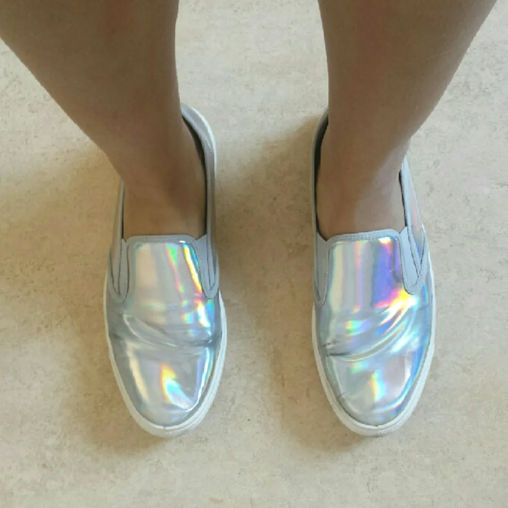 Holografiska slip-on skor från Office London. Skor.