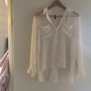  - Superfin blus. Små fläckar? Nere på armen (syns knappt) inget jag har tänkt på förens nu. (Se bild 3) Köparen står för frakt eller upphämtning i Upplands-bro :) 