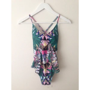  - Säljer tyvärr denna fina baddräkt, pga för liten i bysten. Storleken är S men mer som en XS. Testad en gång med underkläder på! Riktigt fin till ett par höga jeans shorts i sommar ☀️
