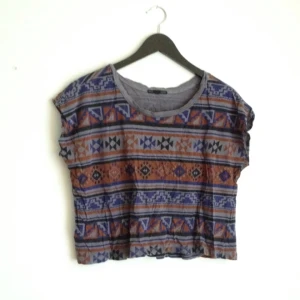  - Kort T-shirt från Urban outfitters. Passar XS-M✨