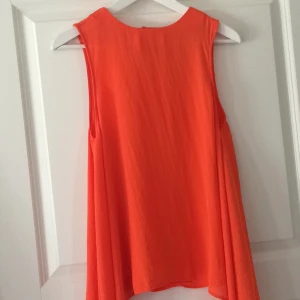  - valmofärgad topp. aldrig använd, prislapp kvar. fint tunt tyg. lite längre vid sidorna.