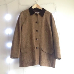  - Tunn vårjacka med manchester krage. Storleken beror på hur en själv gillar att bära den. Här utgår jag från att den är oversize.